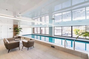 Indoor pool - Stunning Studio Close to SkyTower - Pool Gym Sauna (Auckland)