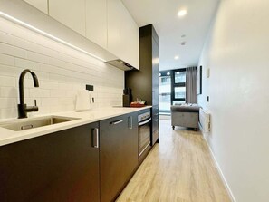 Een koelkast, een magnetron, een oven, een kookplaat