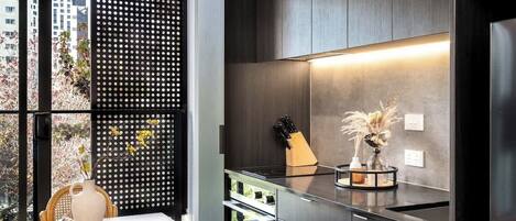 Réfrigérateur, four à micro-ondes, un four, surface de cuisson