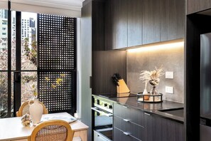 Réfrigérateur, four à micro-ondes, un four, surface de cuisson