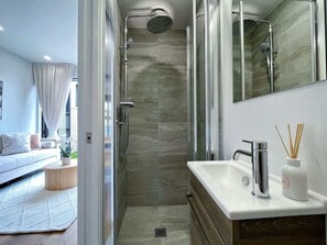 Shower, hair dryer, towels