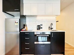 Réfrigérateur, four à micro-ondes, un four, surface de cuisson