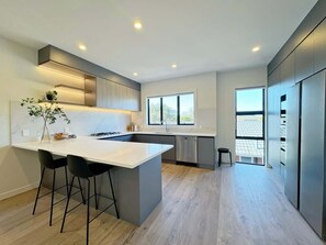 Refrigerador, microondas, horno y parrilla de estufa