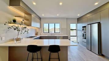 冷蔵庫、電子レンジ、オーブン、コンロ