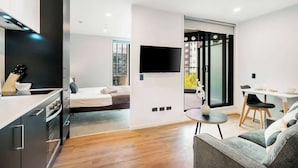 A modern apartment with a kitchen, dining area, and a living room. - Modern Aircon 1BD Nearby Skytower - Pool Sauna Gym (Auckland)