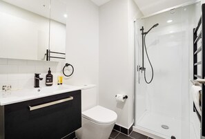 Ducha, secador de pelo, toallas