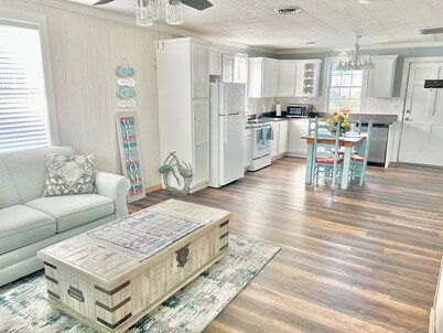 Charming 2-bedroom cottage, sleeps 2-4, with WiFi & AC in adorable Guntersville