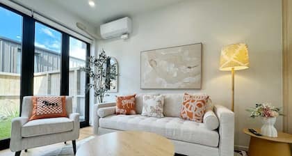 City Haven Retreat 2BR Townhouse vs AC & Backyard