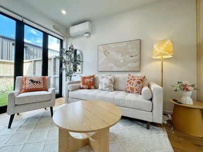 City Haven Retreat 2BR Townhouse vs AC & Backyard