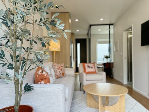 City Haven Retreat 2BR Townhouse vs AC & Backyard