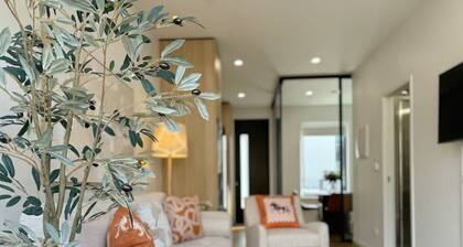 City Haven Retreat 2BR Townhouse vs AC & Backyard