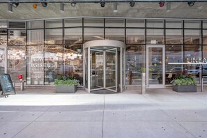 Exterior detail - Blueground | The Loop, pool & gym, nr Willis Tower (Chicago)