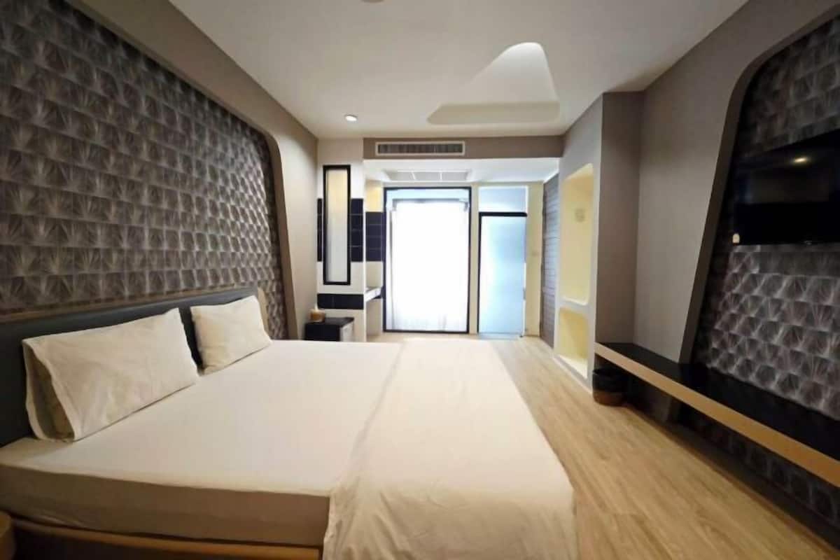 Iron/ironing board, free WiFi