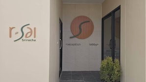 A reception area with a sign indicating 'reception' and 'lobby'. - Rsai sriracha  (Si Racha)
