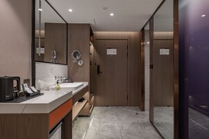 Executive-Zweibettzimmer | Daunenbettdecken, kostenlose Minibar, laptopgeeigneter Arbeitsplatz