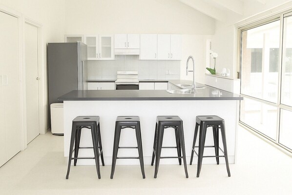 雪櫃、微波爐、焗爐、爐具