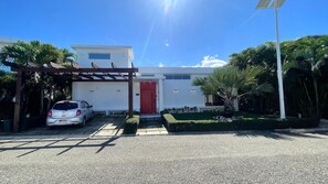 Exterior - Luxurious & Charming 3BR VILLA Palmas Del Mar Pool/Jacuzzi/BBQ in lovely Sosúa (Sosúa)