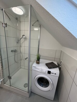 Towels, toilet paper - nJoy! Business Apartment Pforzheim (Pforzheim)
