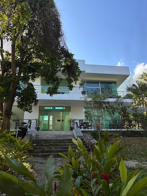 Fachada de la propiedad