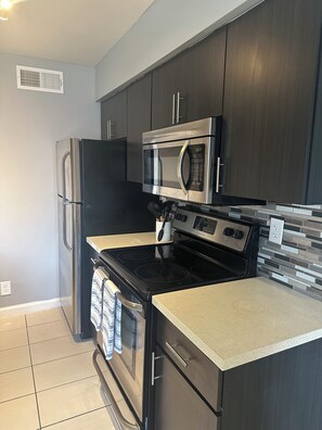 Geladeira, micro-ondas, fogão, cooktop