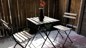 Una mesa de madera y cuatro sillas con un florero sobre la mesa.