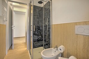 Dusche, Haartrockner, Bidet, Handtücher