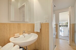 Douche, sèche-cheveux, bidet, serviettes fournies