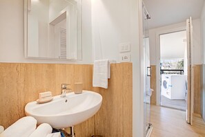 Douche, séchoir à cheveux, bidet, serviettes fournies
