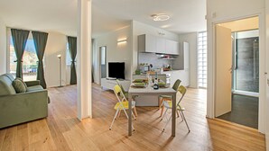 Un apartamento moderno con comedor, cocina y sala de estar.