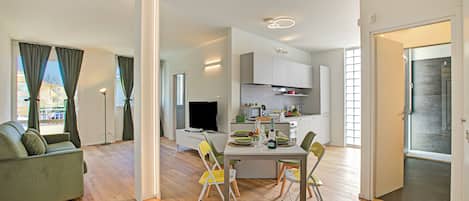 Un apartamento moderno con comedor, cocina y sala de estar.