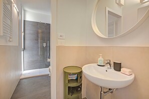 Douche, sèche-cheveux, bidet, serviettes fournies