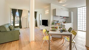 Un apartamento moderno con sala de estar, comedor y cocina.