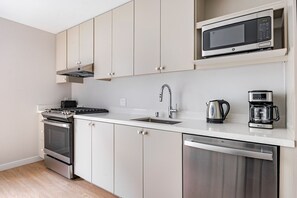 Réfrigérateur, four à micro-ondes, un four, surface de cuisson