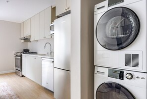Réfrigérateur, four à micro-ondes, un four, surface de cuisson