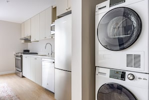 Réfrigérateur, four à micro-ondes, un four, surface de cuisson