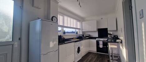 Refrigerador, microondas, horno, placa de cocina