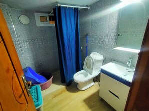 Sèche-cheveux, bidet, serviettes fournies, savon