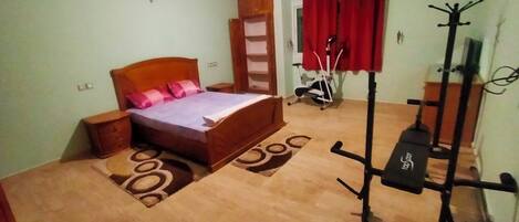 3 bedrooms, desk, iron/ironing board, WiFi