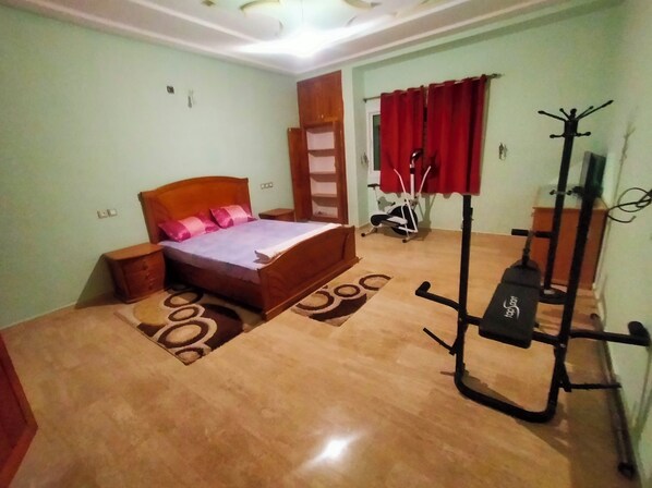 3 quartos, escrivaninha, ferros/tábuas de passar roupa, Wi-Fi