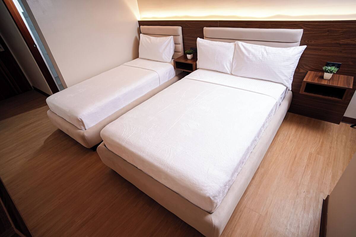 Chambre triple, vue sur la ville | 1 chambre, bureau, espace de travail pour ordinateurs portables