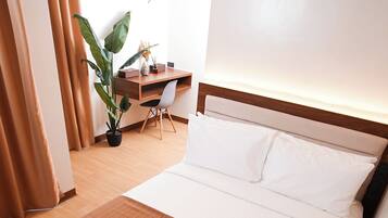 1 bedroom, desk, laptop workspace, soundproofing