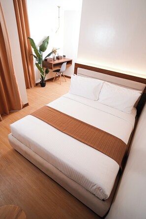 Familjesvit - utsikt mot staden | Skrivbord, arbetsyta för laptop, ljudisolering och strykjärn/strykbräda