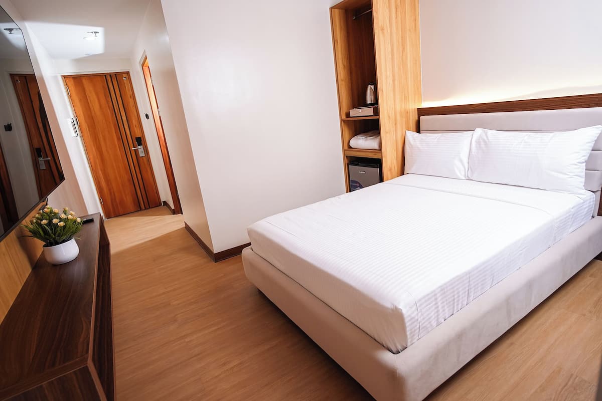 Chambre double ou avec lits jumeaux, vue sur la ville | 1 chambre, bureau, espace de travail pour ordinateurs portables
