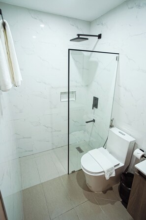 Trippelrum - utsikt mot staden | Badrum | Dusch, tofflor, handdukar och tvål