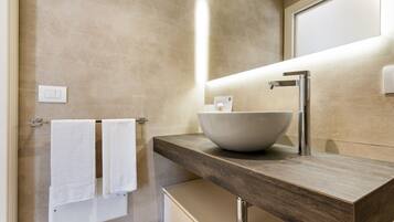 Doccia, asciugacapelli, bidet, asciugamani