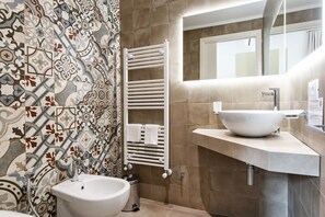 Jetted tub, hair dryer, bidet, towels - Suite with hot tub in Palazzo San Lazzaro - Lecce Selection (Lecce)
