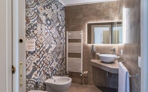 Bañera de hidromasaje, secador de pelo, bidet, toallas