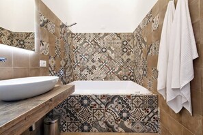 Jetted bath, hair dryer, bidet, towels