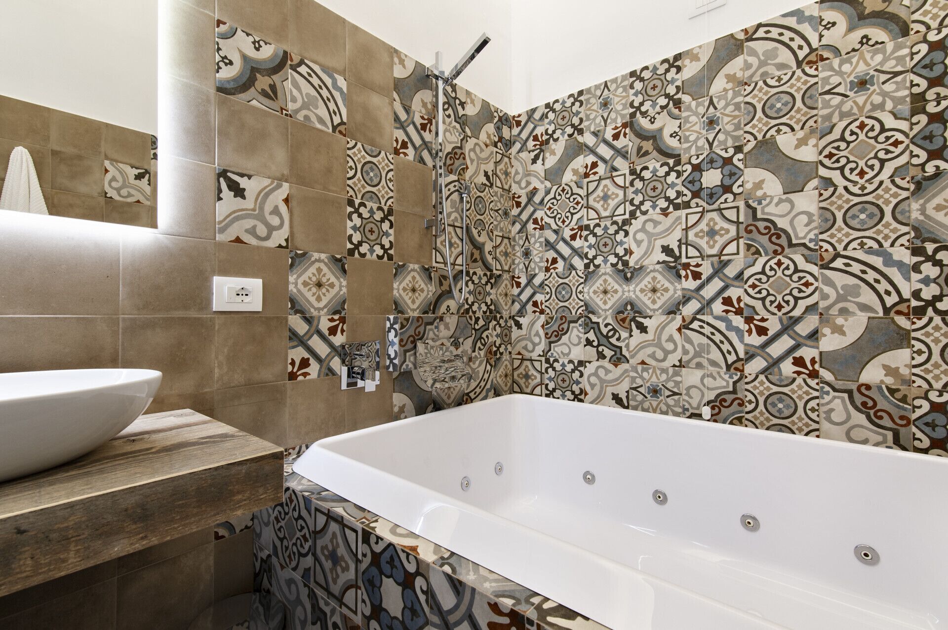 Baignoire à jets, sèche-cheveux, bidet, serviettes fournies