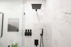 Sèche-cheveux, serviettes fournies, savon, shampoing